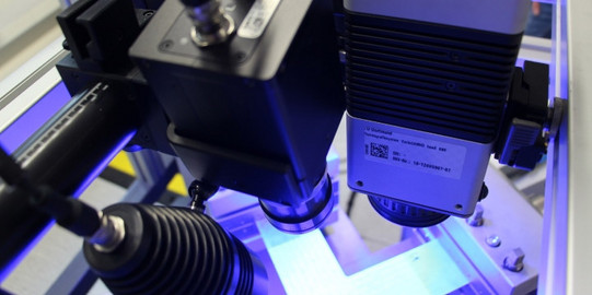 Biaxial testing of a cruciform specimen using DIC and thermography to obtain displacement and temperature fields during deformation. High precision in simulation requires advanced, complex material models, which in turn necessitate intricate experiments for parameter identification.