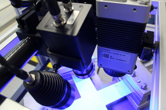 Biaxial testing of a cruciform specimen using DIC and thermography to obtain displacement and temperature fields during deformation. High precision in simulation requires advanced, complex material models, which in turn necessitate intricate experiments for parameter identification.
